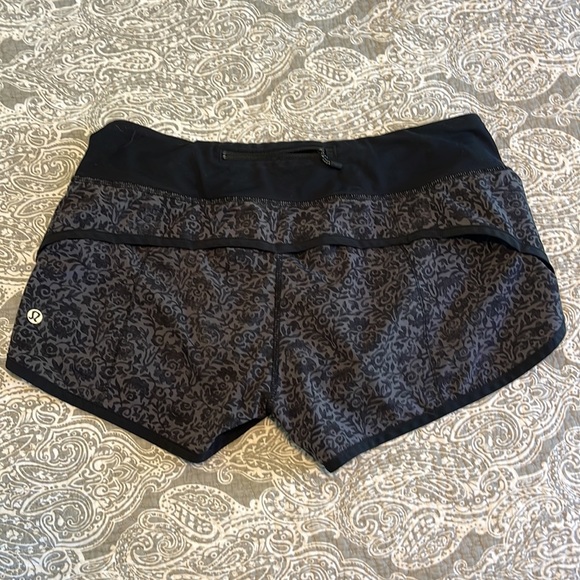 Lululemon speed up shorts 2.5 - Picture 2 of 3